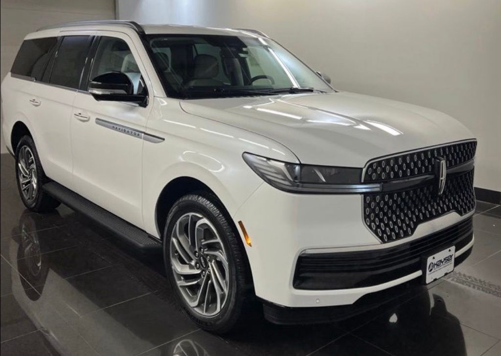 2026 Lincoln Navigator Premiere AWD's photo