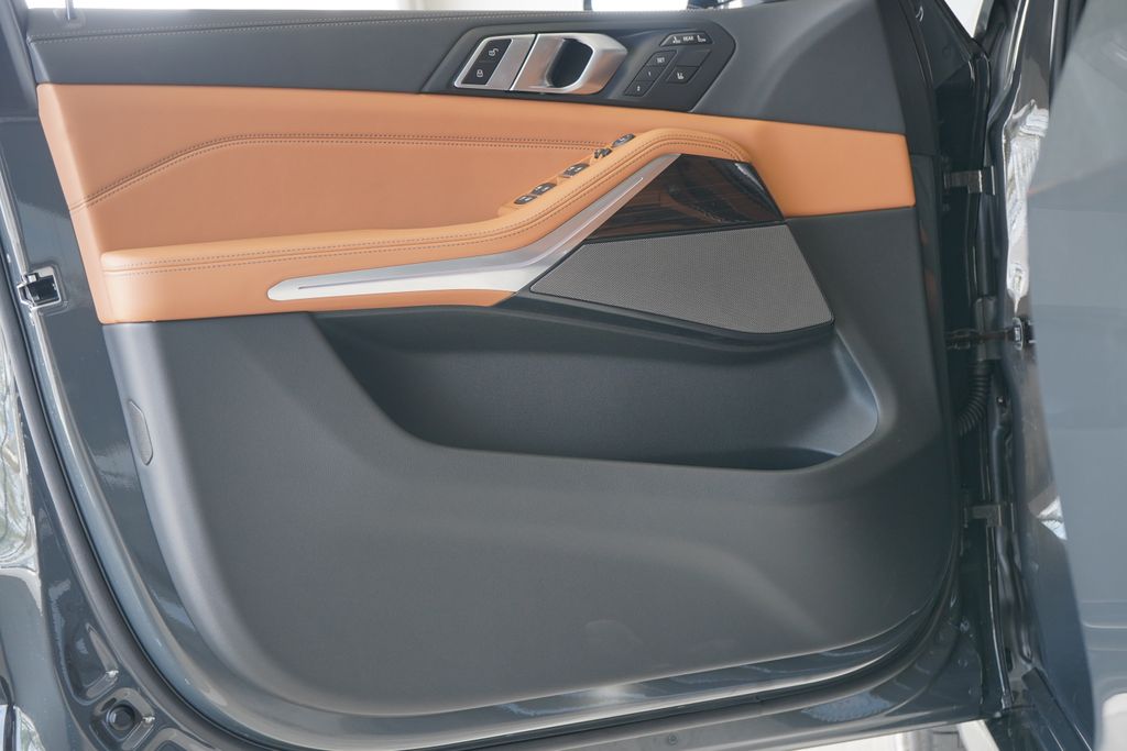 Thumbnail: 2026 BMW X7 - 10