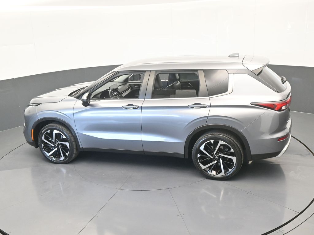 Used 2022 Silver Mitsubishi SE image 43