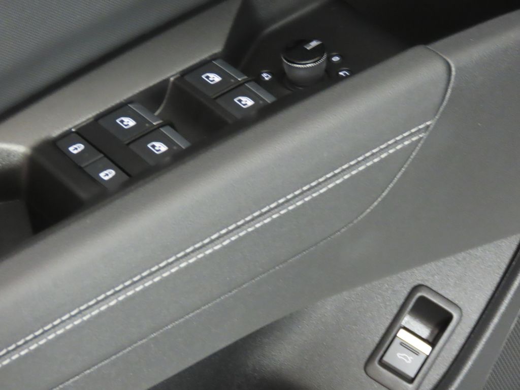 Thumbnail: 2023 Audi Q4 e-tron - 30