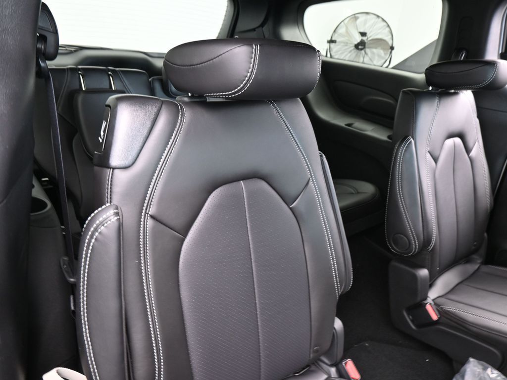 New 2026 Silver Mist Clearcoat Chrysler Select image 35