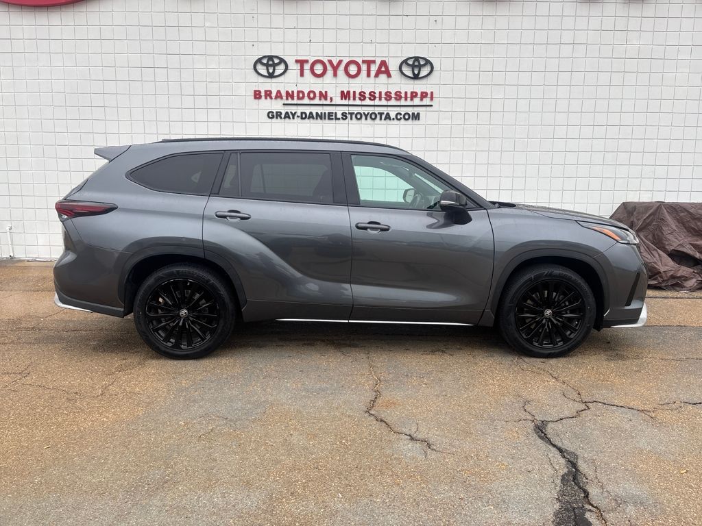 2024 Toyota Highlander LE's photo