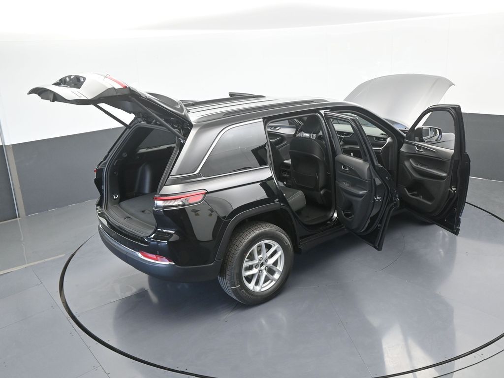 New 2026 Diamond Black Crystal Pearlcoat Jeep Laredo image 62