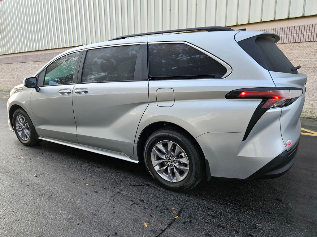 2024 Toyota Sienna XLE 3