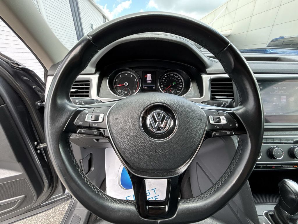 Used 2018 Platinum Gray Metallic Volkswagen 3.6L V6 SE image 11