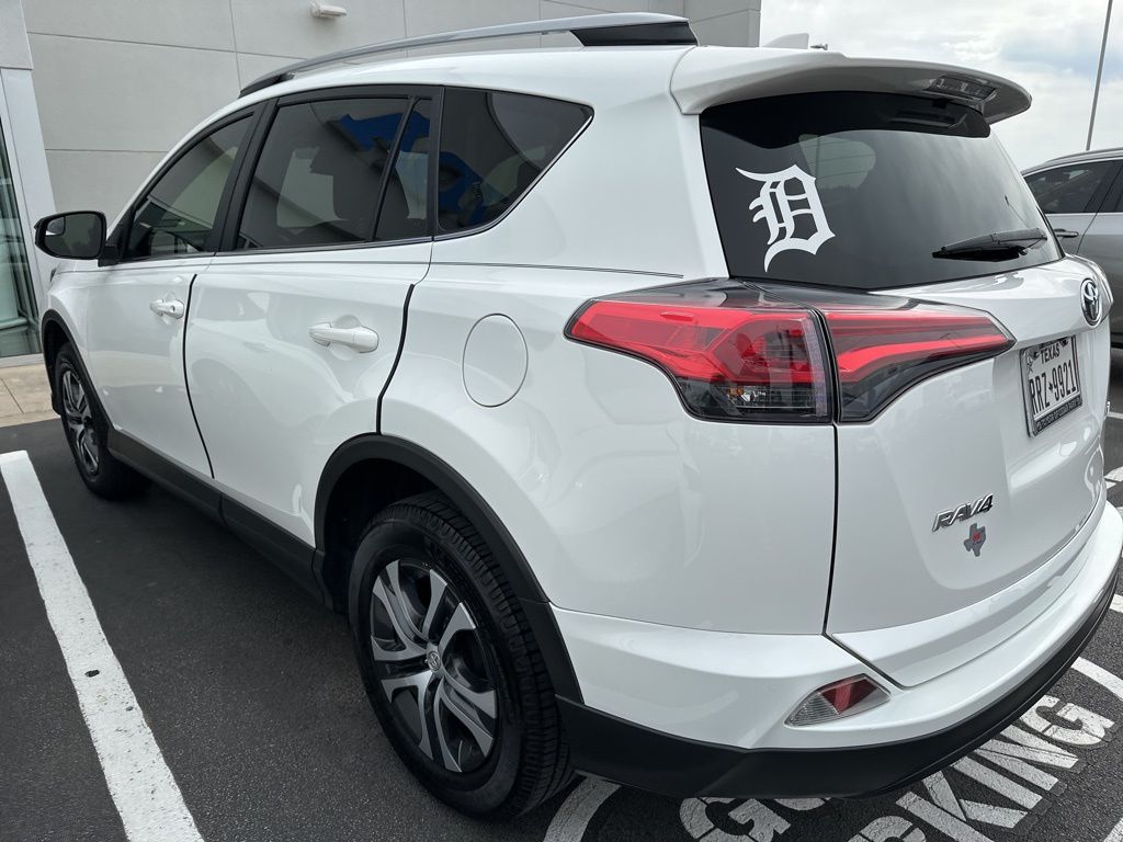 2018 Toyota RAV4 LE 6