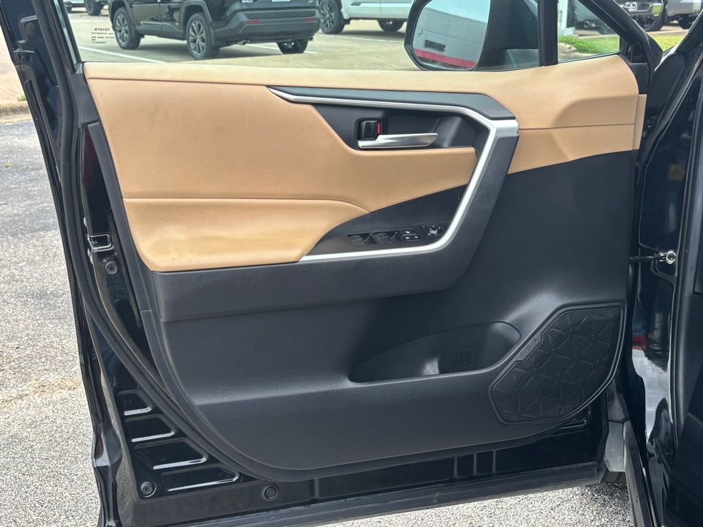 2021 Toyota RAV4 Hybrid XLE photo