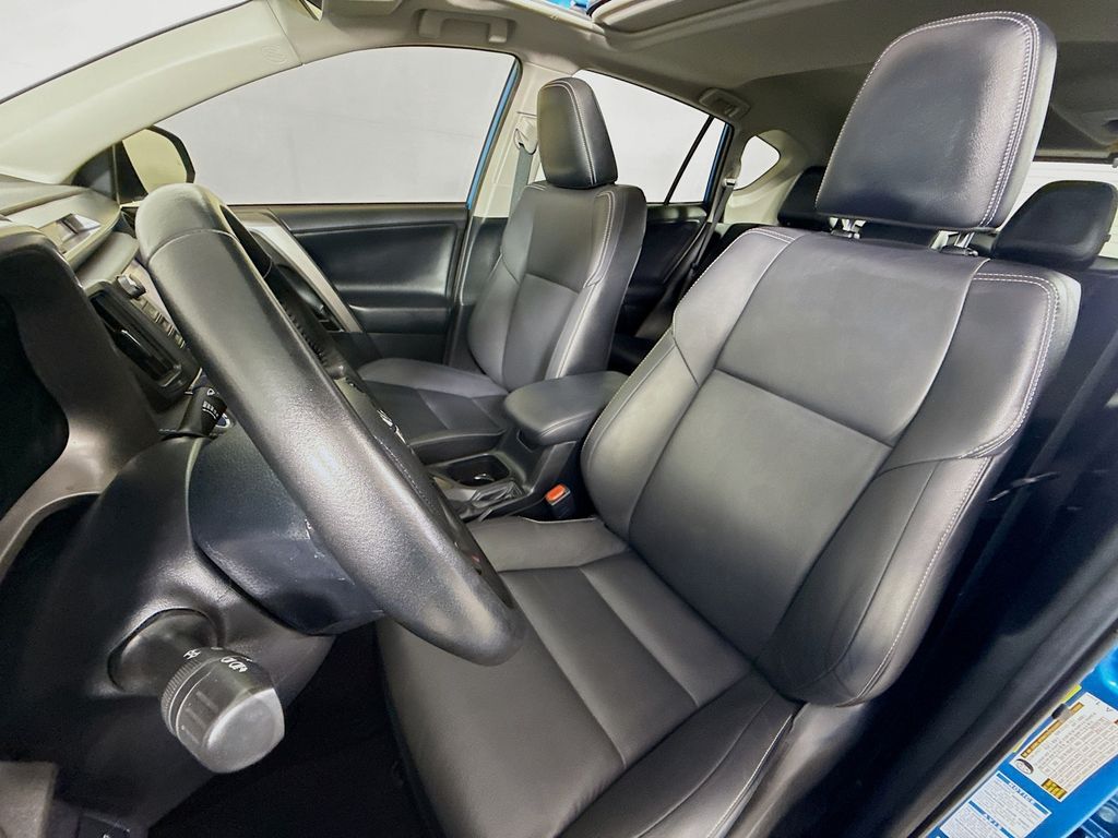 Thumbnail: 2018 Toyota RAV4 - 21
