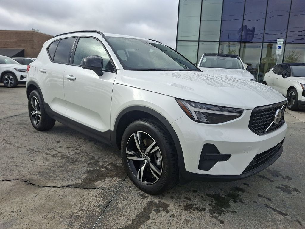 2026 Volvo XC40 B5 Core AWD