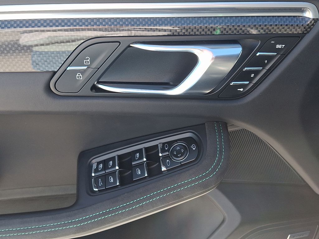 Thumbnail: 2022 Porsche Macan - 16