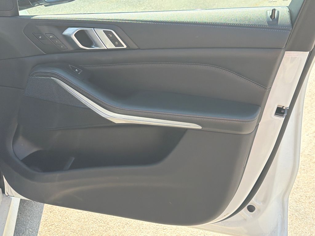 Used 2020 White BMW xDrive40i image 14