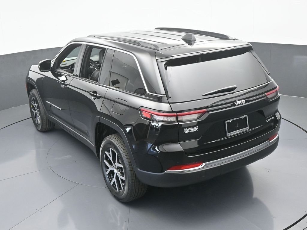 Used 2025 Diamond Black Crystal Pearlcoat Jeep Limited image 38