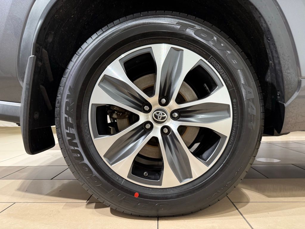 Thumbnail: 2023 Toyota Highlander - 9