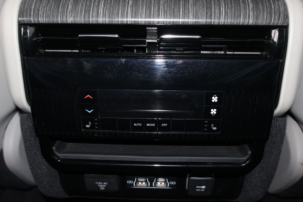 2022 Jeep Wagoneer Series III 18