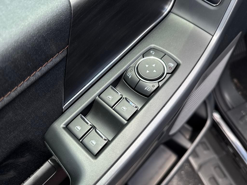 2025 Ford F-150 Lightning Lariat photo 13