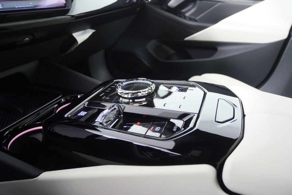 Thumbnail: 2026 BMW 5 Series - 22