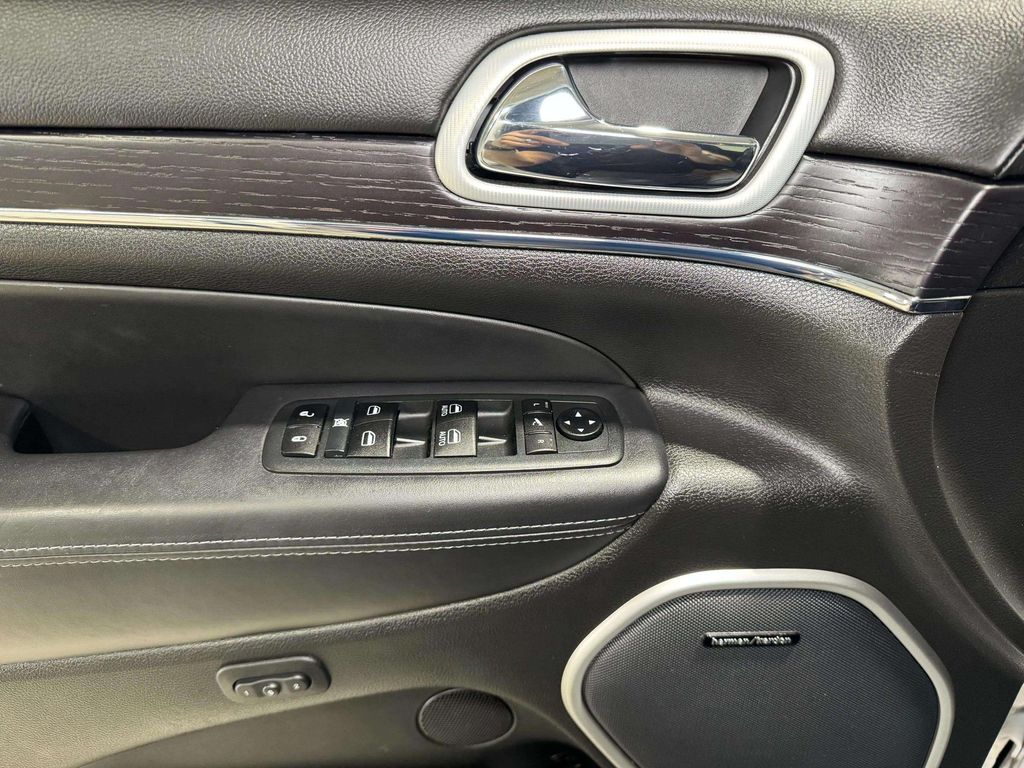 Used 2020 Ivory 3-Coat Jeep Summit image 9