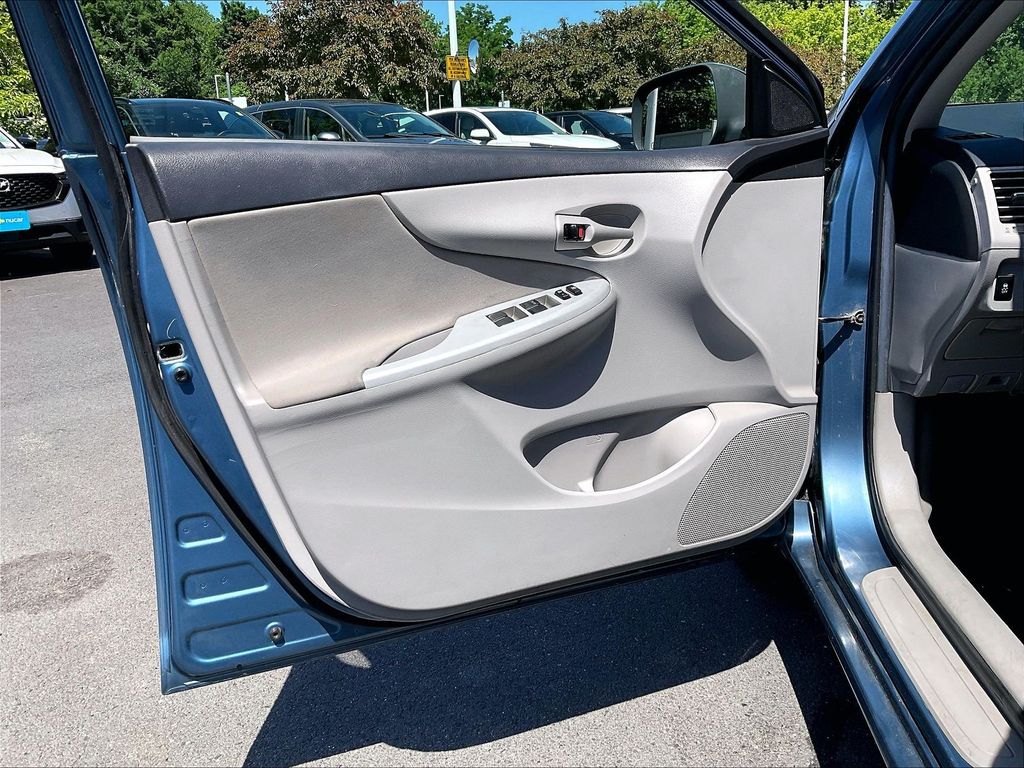 2013 Toyota Corolla — photo 9