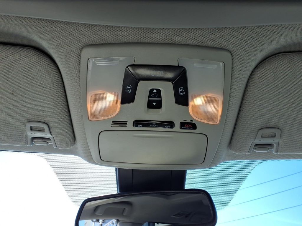 Used 2019 White Toyota XLE Premium image 25