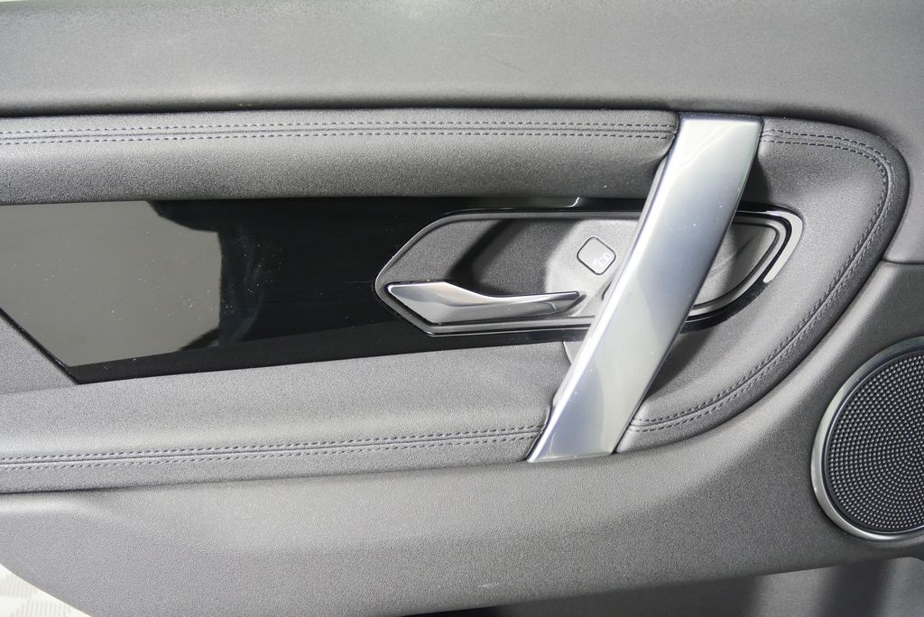 Thumbnail: 2021 Land Rover Discovery Sport - 14