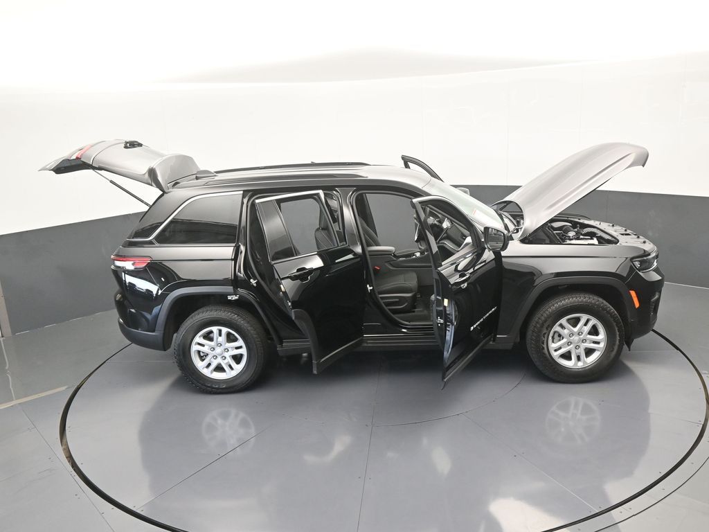 Used 2025 Diamond Black Crystal Pearlcoat Jeep Laredo image 66
