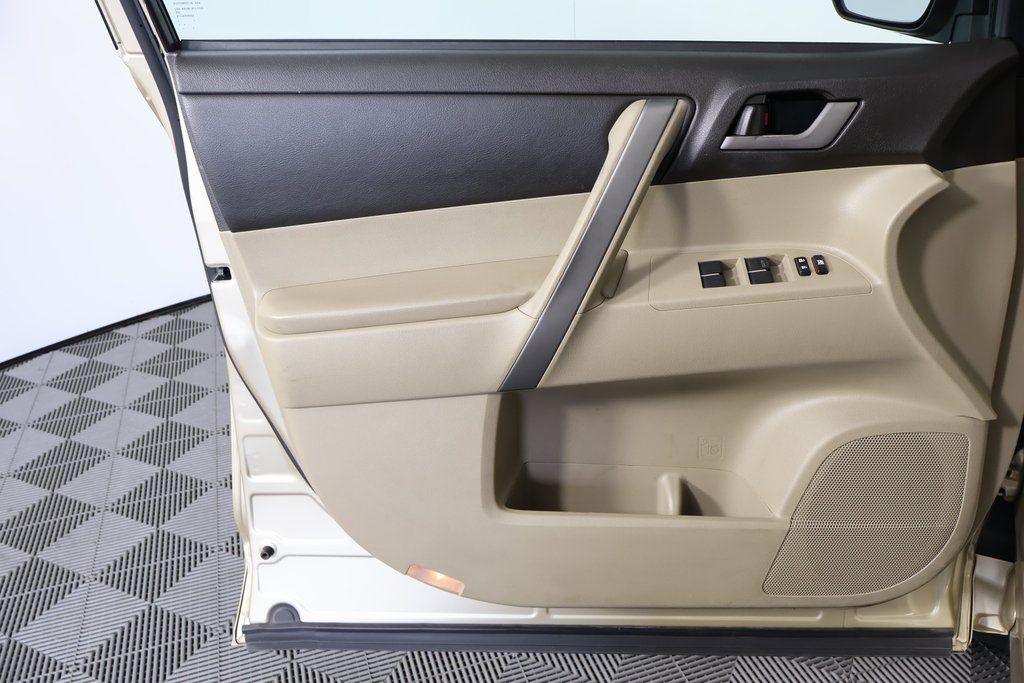 Thumbnail: 2010 Toyota Highlander - 12