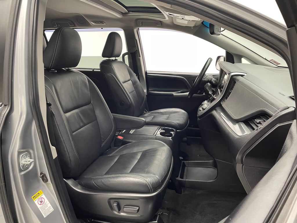 Thumbnail: 2017 Toyota Sienna - 18