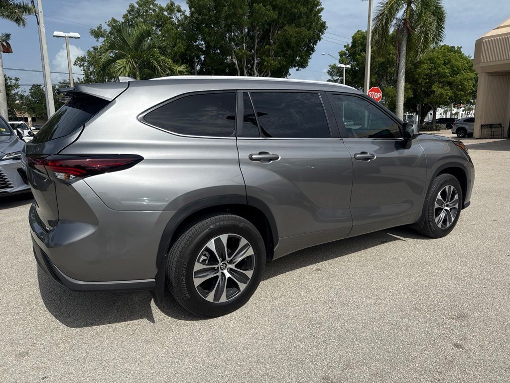 Used 2025  Toyota XLE image 5