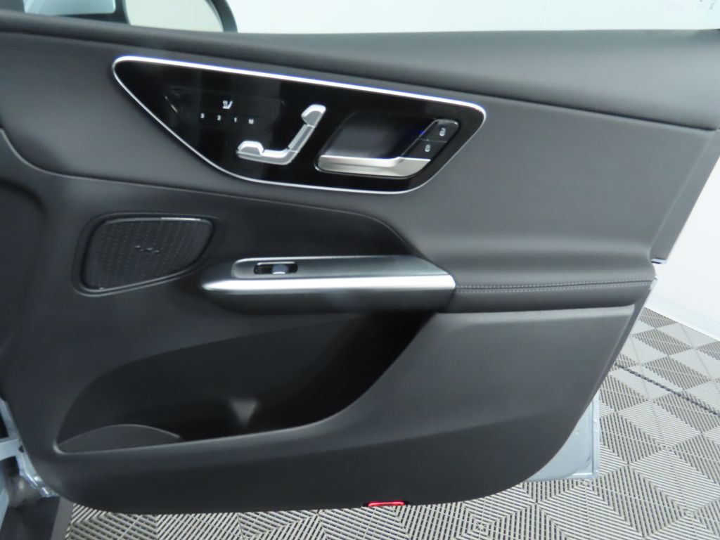 2025 Mercedes-Benz GLC 300 25