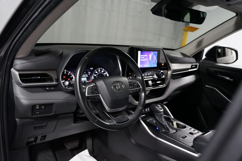 Thumbnail: 2024 Toyota Highlander - 11