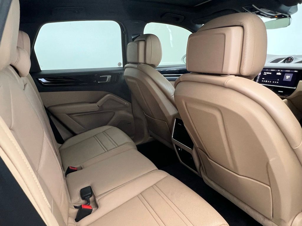 Thumbnail: 2021 Porsche Cayenne - 16