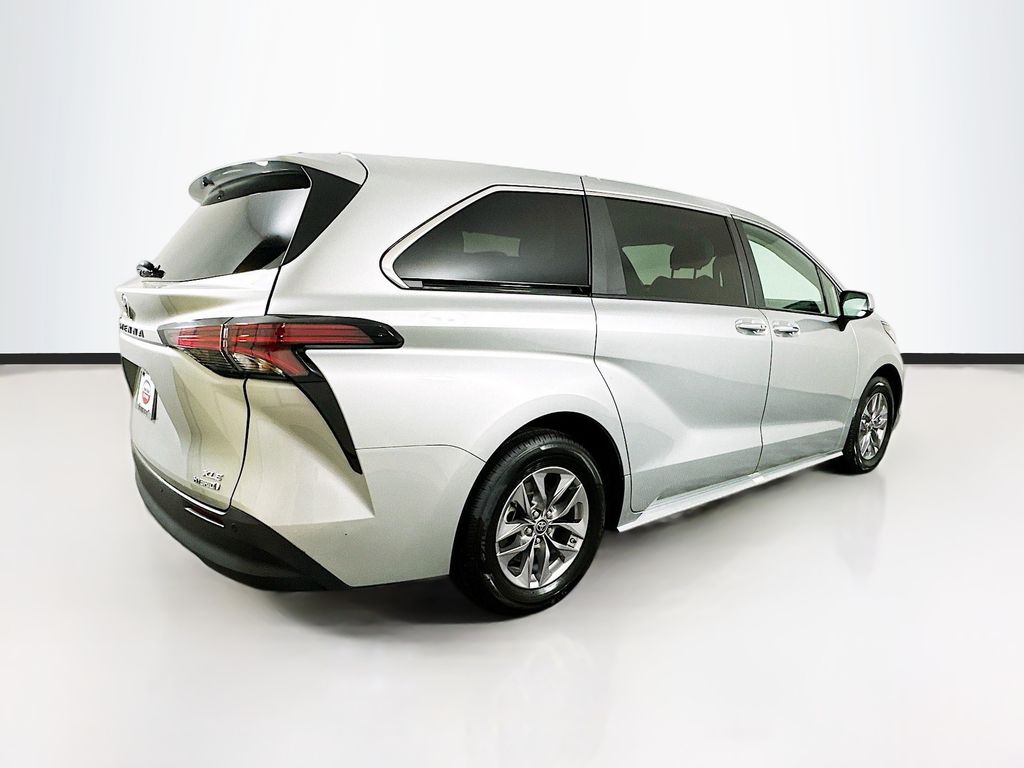 2022 Toyota Sienna XLE 5