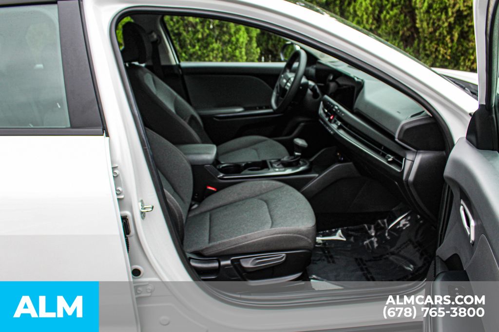 Used 2025 White Kia LXS image 21