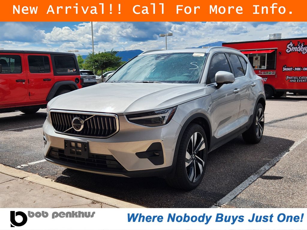2025 Volvo XC40 B5 Plus Bright Theme
