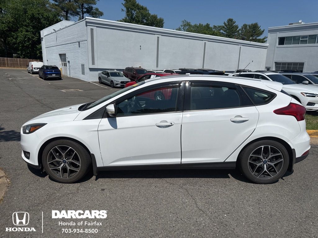 Oxford White 2018 Ford Focus SEL Hatchback Hatchback Front-Wheel Drive 6-Speed Automatic
