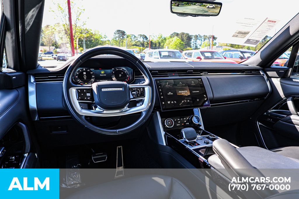 Used 2023 White Land Rover SE image 31