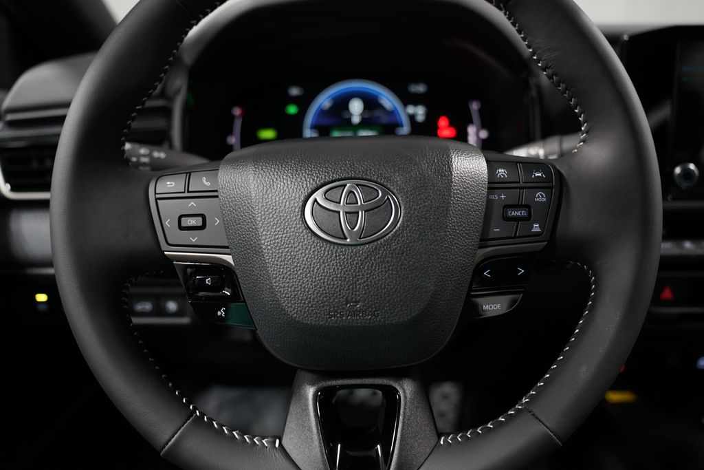 2025 Toyota Camry SE 12