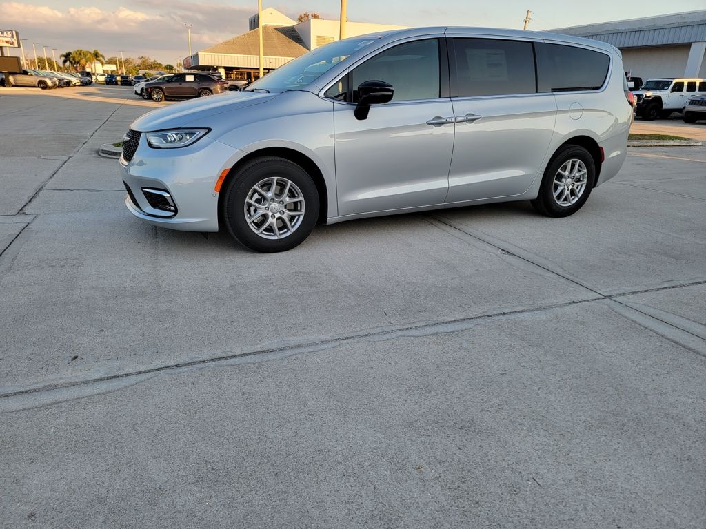 2026 Chrysler Pacifica Select FWD