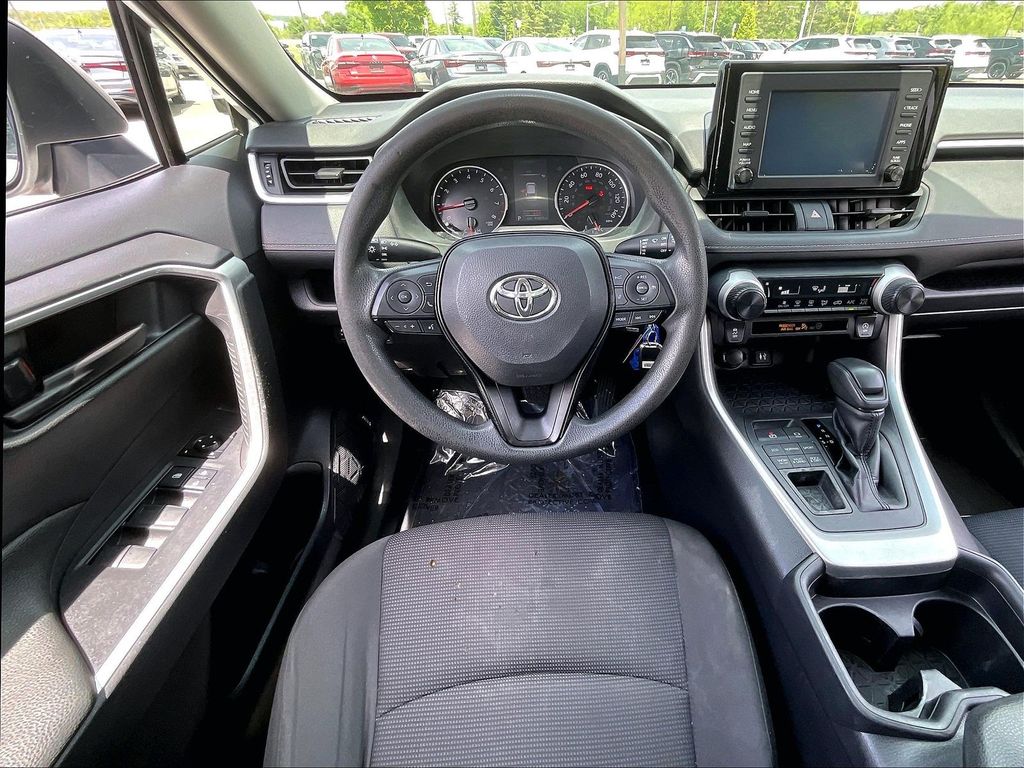 2019 Toyota RAV4 — photo 16