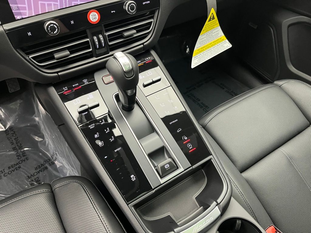 Thumbnail: 2025 Porsche Macan - 15