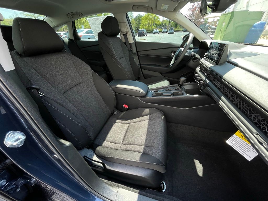 2025 Honda Accord SE 32