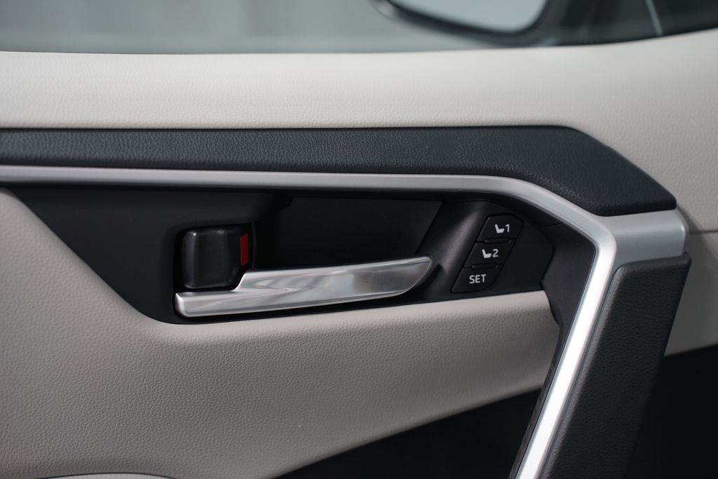 Thumbnail: 2025 Toyota RAV4 - 32