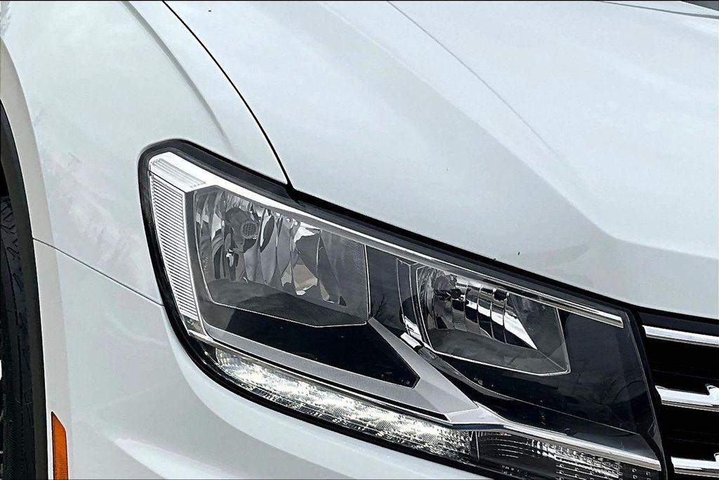 Used 2019 White Volkswagen 2.0T SE image 28