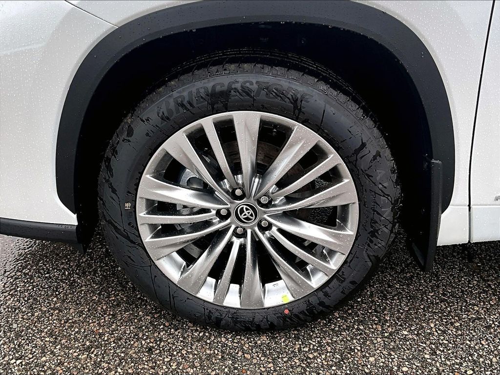 2026 Toyota Highlander Hybrid — photo 7