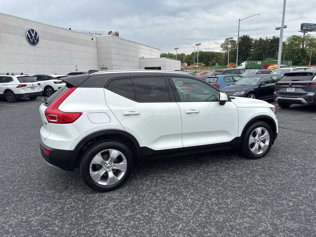 2020 Volvo XC40 Momentum White at Sutliff Volkswagen
