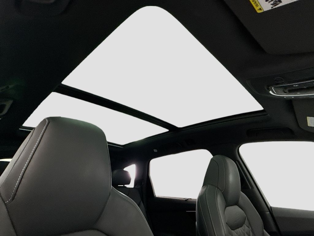 Thumbnail: 2023 Audi SQ7 - 17