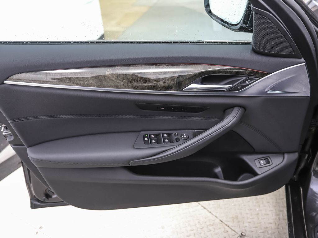 2020 BMW 5 Series 530i xDrive 9