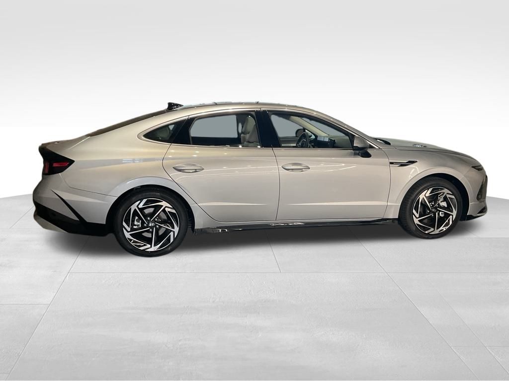 New 2025 Silver Hyundai SEL Convenience image 2