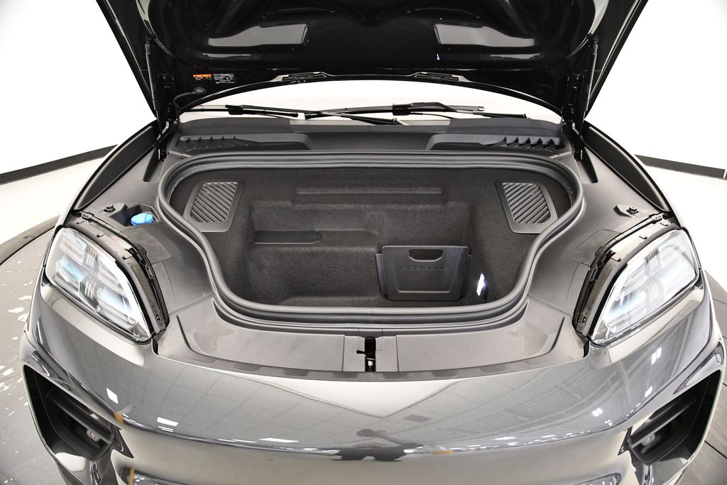 Thumbnail: 2025 Porsche Macan - 13