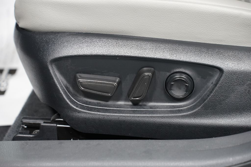 Thumbnail: 2023 Toyota Camry - 31